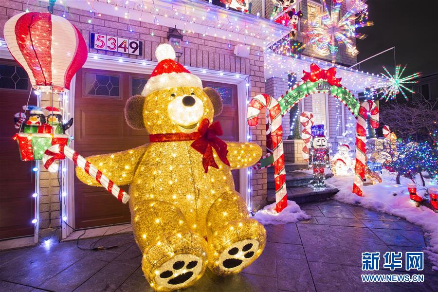 圣诞节临近,加拿大多伦多地区的许多居民纷纷点亮自家门前新布置的