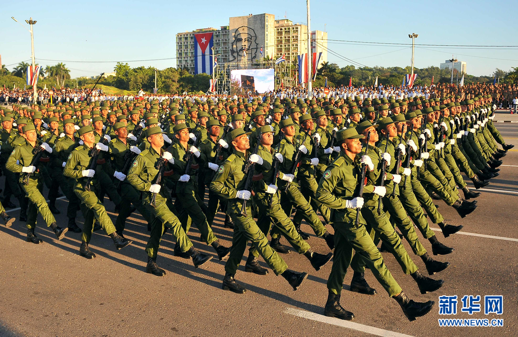 古巴举行阅兵庆祝革命武装力量成立60周年组图