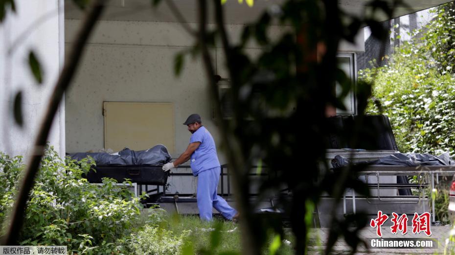 巴西监狱暴动致数十人死亡大卡车搬运尸体组图