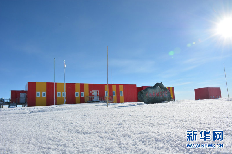 中国南极科考昆仑站队抵达海拔4087米站点