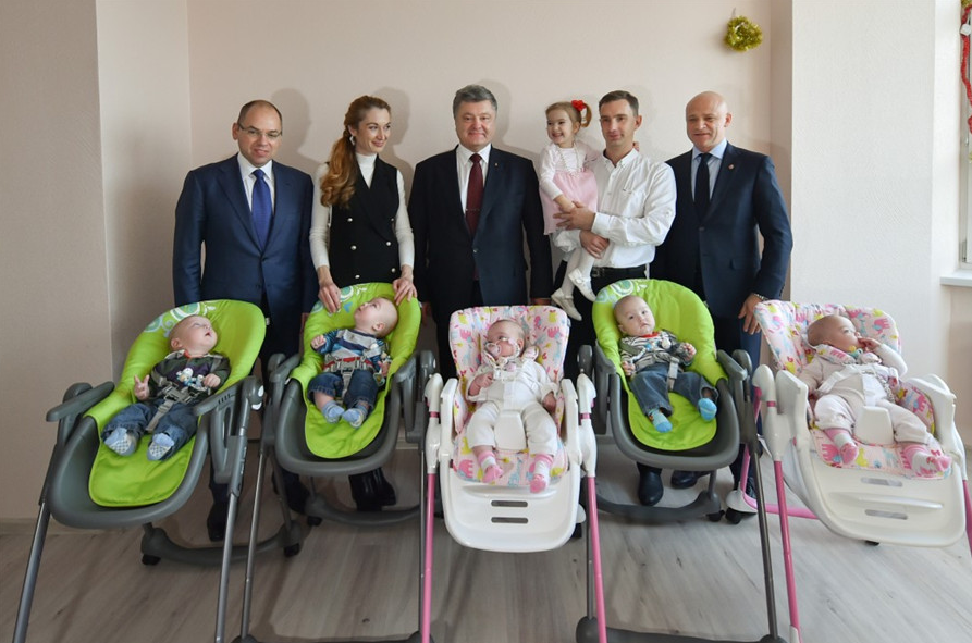 乌总统波罗申科给新生五胞胎家庭拜年送轿车(组图)