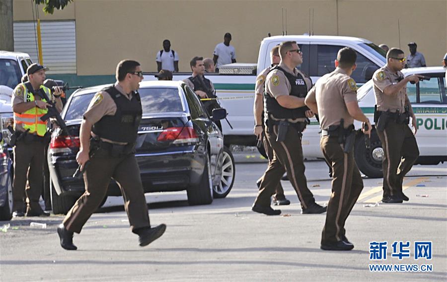 1月16日,在美国佛罗里达州迈阿密-戴德,警察在枪击案发生后展开行动.