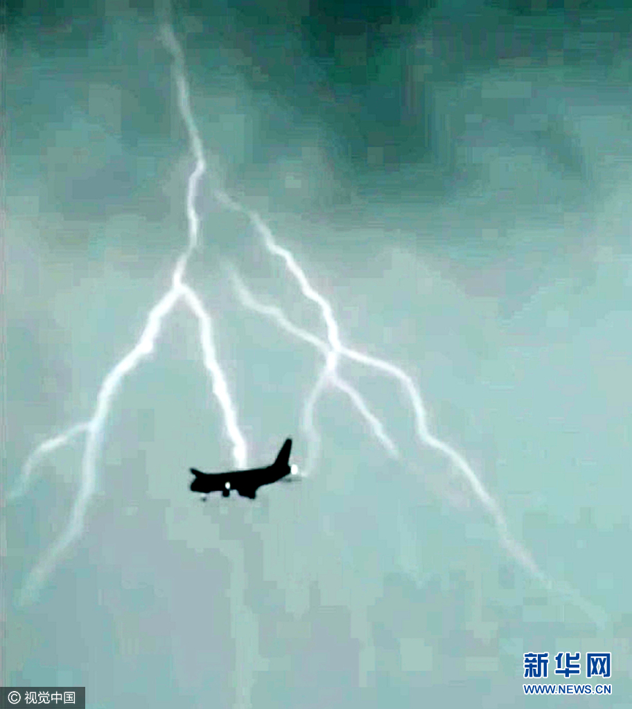 俄罗斯客机600米高空2次遭雷击画面(组图)