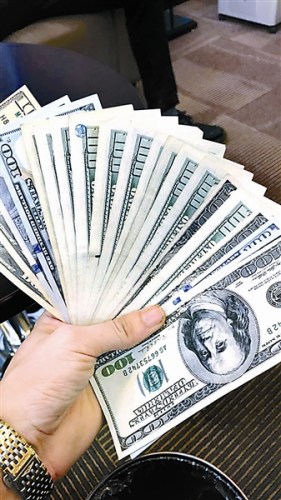 中国侨网杨宇展示其手中所有的美元