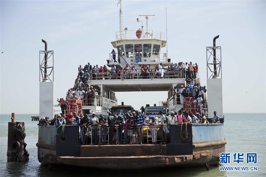 贾梅交出冈比亚总统权力(组图)