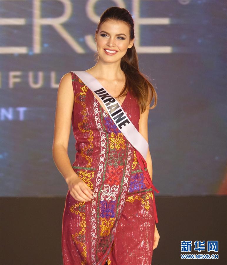 环球小姐时装秀(组图)