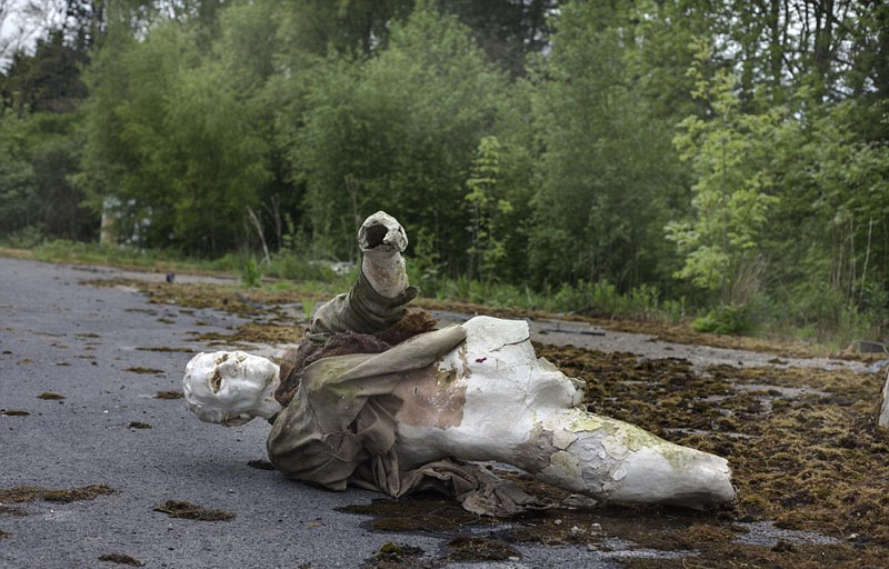 繁华公园成仿真模特墓地 "残肢"四散(组图)