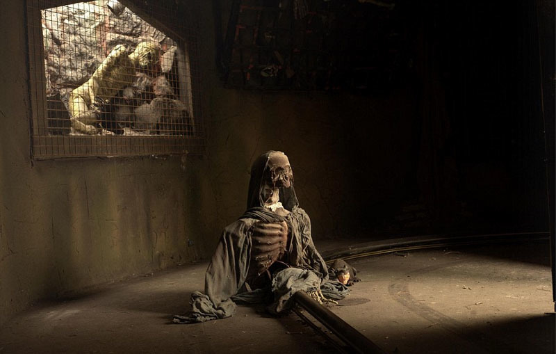 繁华公园成仿真模特墓地 "残肢"四散(组图)