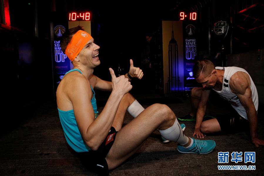 纽约举办帝国大厦爬楼梯大赛(组图)