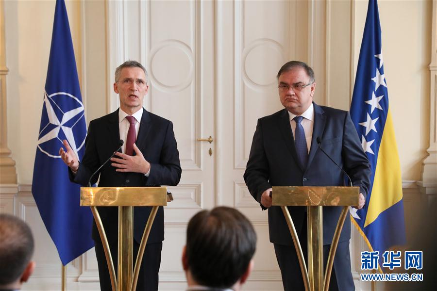 北约秘书长斯托尔滕贝格(左)与波黑主席团轮值主席伊万尼奇出席记者会