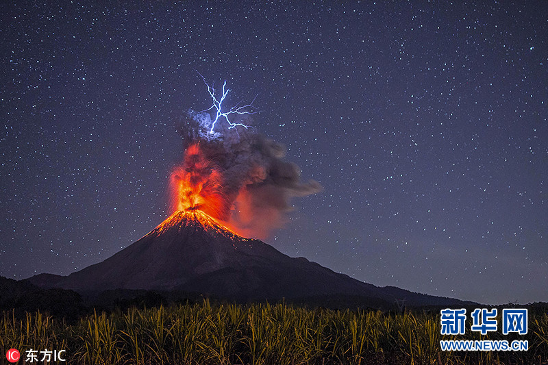 墨西哥火山喷发自带闪电与熔岩交相辉映场面震撼高清