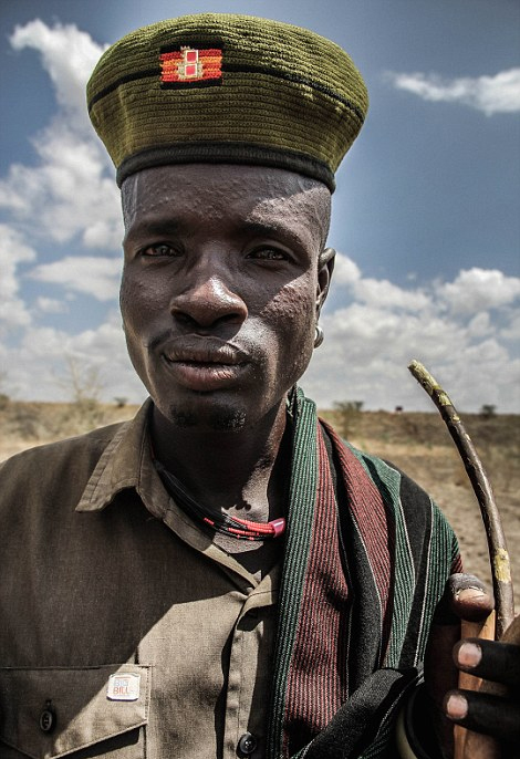 非洲部落土著每天走10小时找水饱受折磨组图