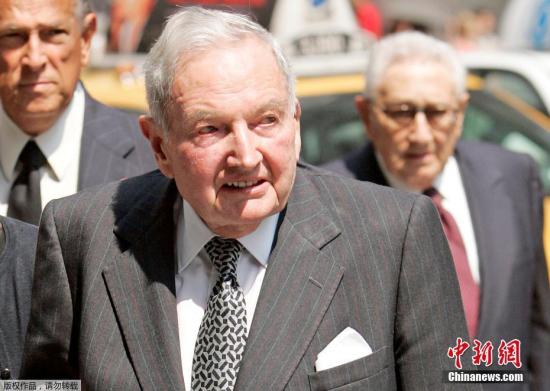 戴维&middot;洛克菲勒自2004年7月以来一直担任洛克菲勒家族族长。虽然他本人长寿，但近年来却接连目送自己的兄弟姐妹离世。2014年6月，他65岁的儿子理查德&middot;洛克菲勒驾驶一架小型飞机时坠机身亡。(资料图)