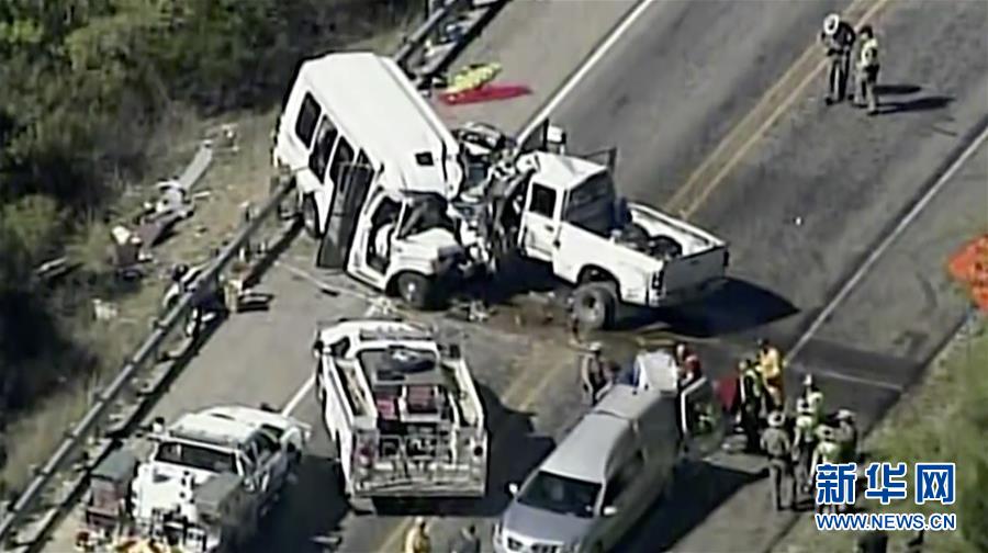 （外代一线）（1）美国得州两车相撞12人死亡