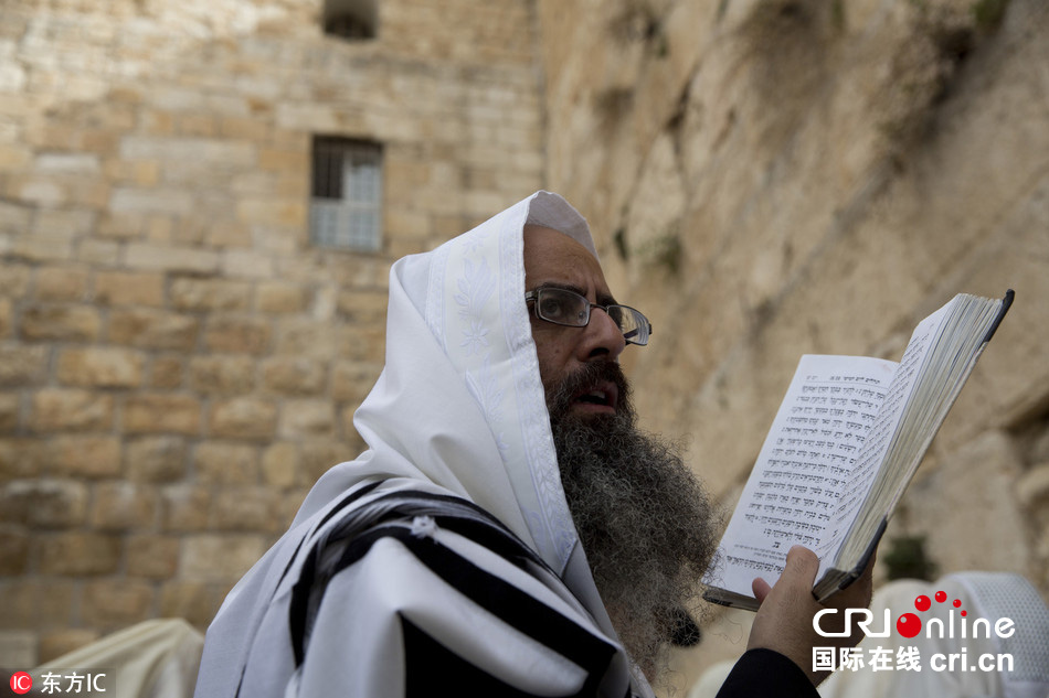以色列犹太教徒哭墙下祷告迎接逾越节(高清组图)-新华网