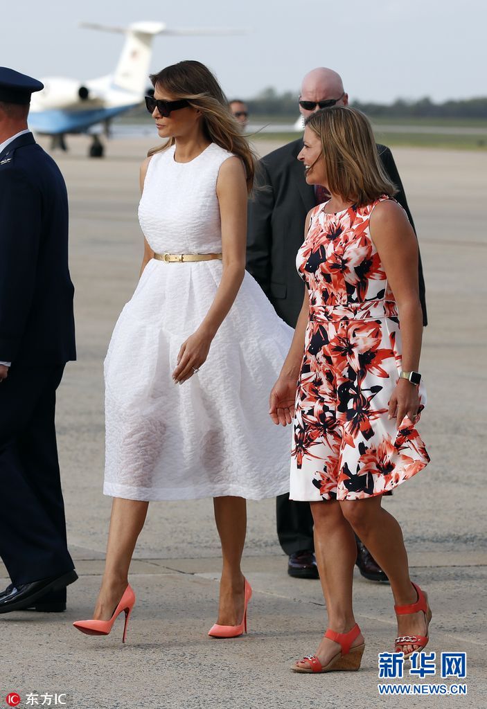 特朗普携家人度假归来 第一夫人梅拉尼娅白色公主裙超仙(组图)