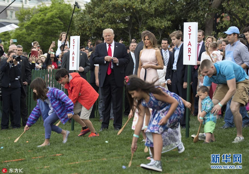 白宫举行复活节滚彩蛋活动特朗普夫妇与小朋友一起玩耍组图