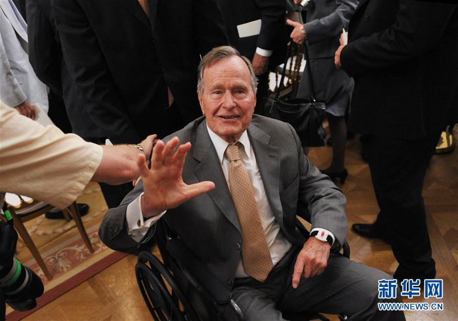 美国前总统老布什因急性肺炎住院治疗