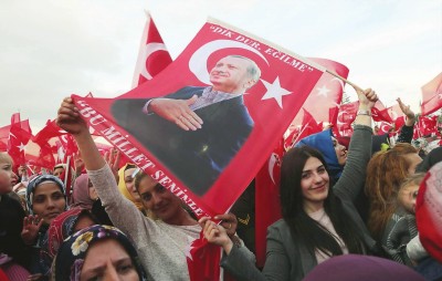 图片说明: 17日,在土耳其首都安卡拉,修宪支持者挥舞旗帜庆祝.