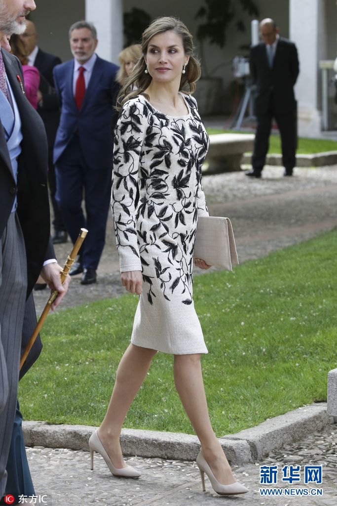 西班牙王后莱蒂齐亚出席活动着黑白印花裙典雅大方组图