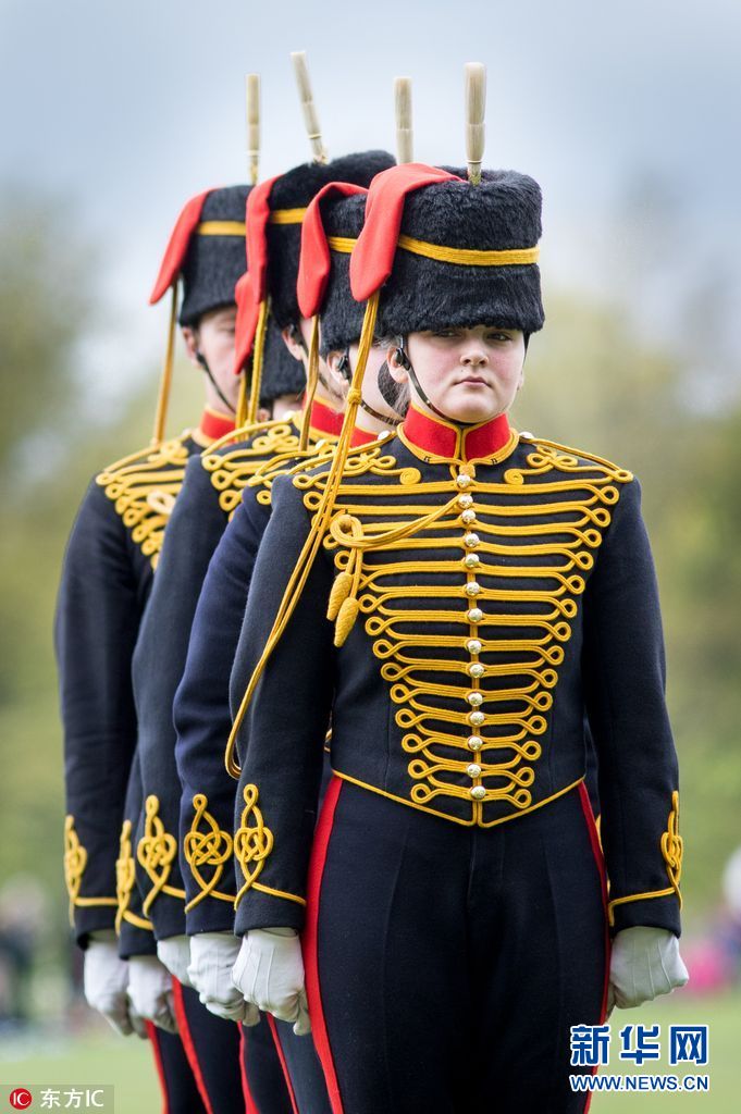 英国皇家骑兵卫队鸣41响礼炮庆祝女王91岁生日组图