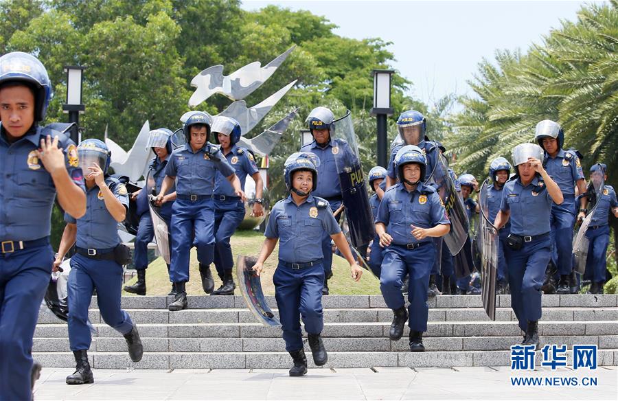 4月26日,在菲律宾马尼拉,防暴警察进行安全演习.