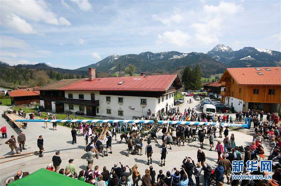 [2]（外代二线）德国巴伐利亚人竖立&ldquo;五月柱&rdquo;