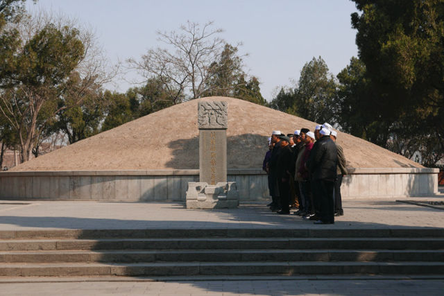 北营村长者在苏禄东王墓碑前唱诵经文。新华社记者 凌朔 摄