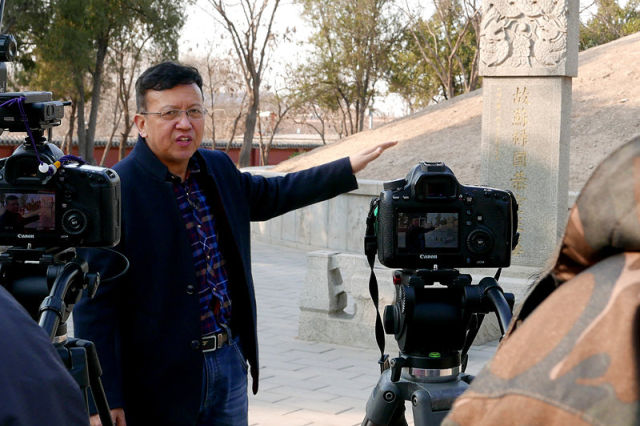 德州学院教授、苏禄王史专家王守栋接受采访。 新华社记者 凌朔 摄