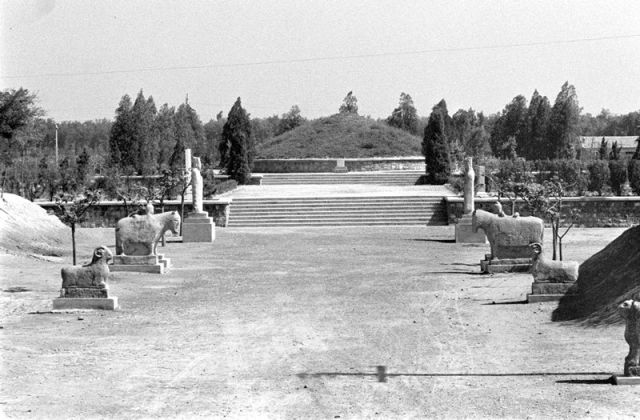 20世纪80年代的苏禄王墓和神道。新华社发 吴增祥 摄