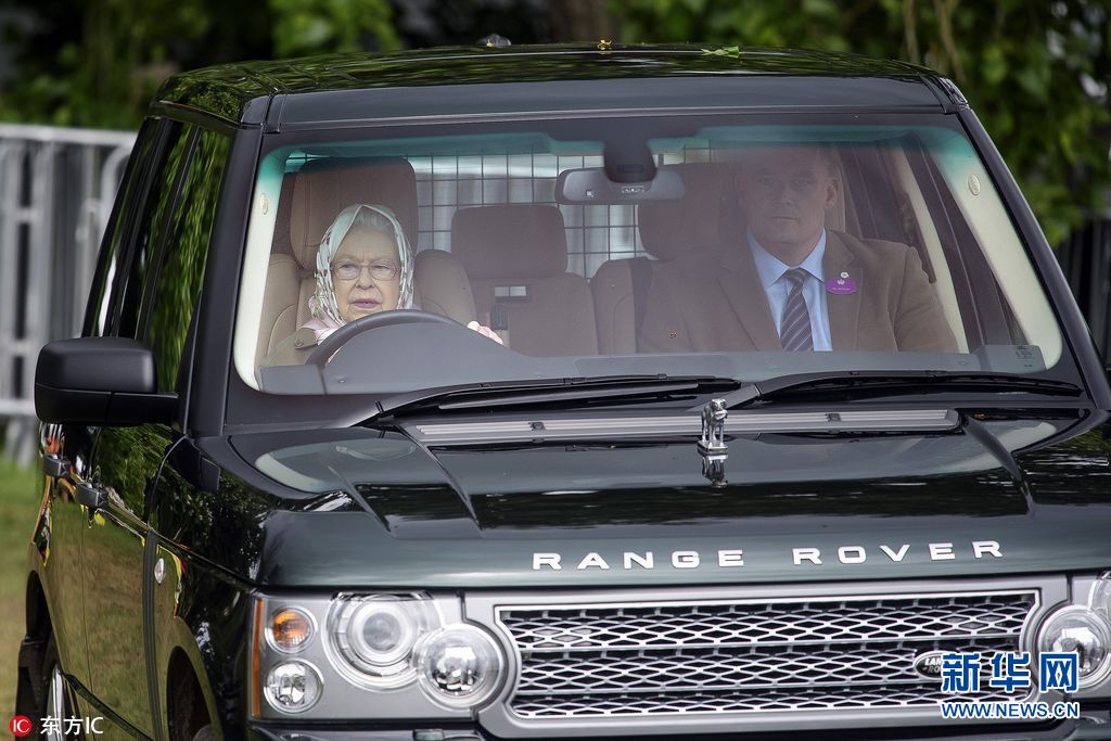 91岁伊丽莎白女王亲自开车戴眼镜神情专注组图
