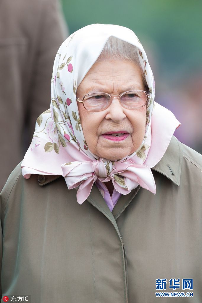 英国女王参加2017皇家温莎马展 包花头巾面容亲切(组图)