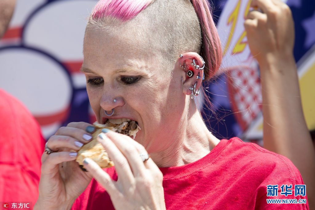 最终,身材纤细的molly schuyler以10分钟消费21个汉堡的成绩拿下世界