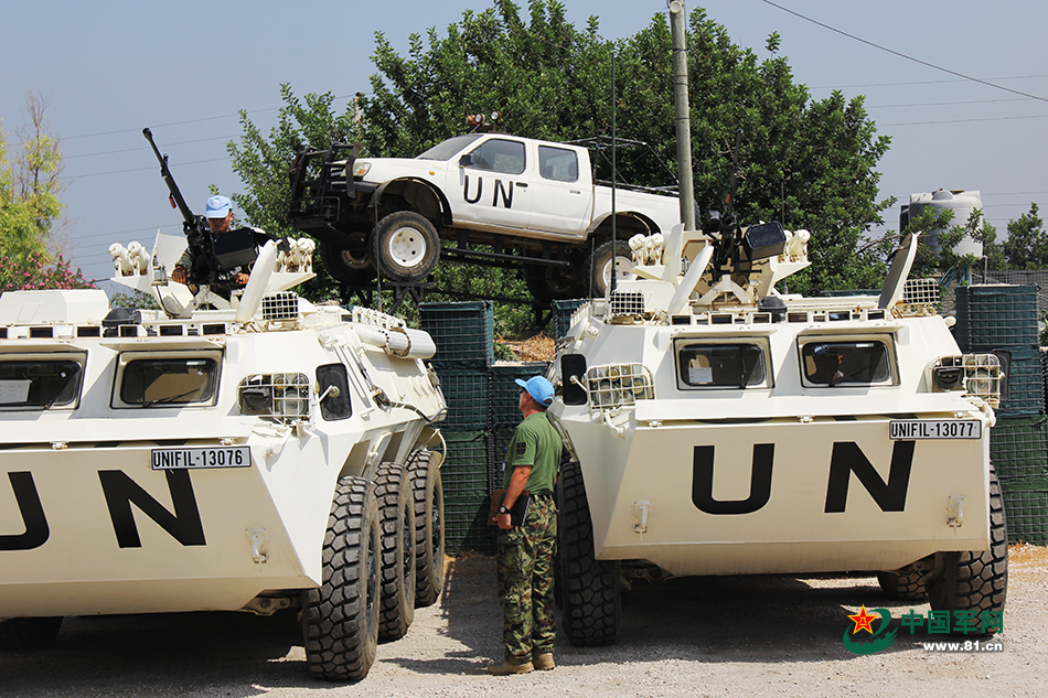 联合国核查官检查步战车.(董永康 摄)