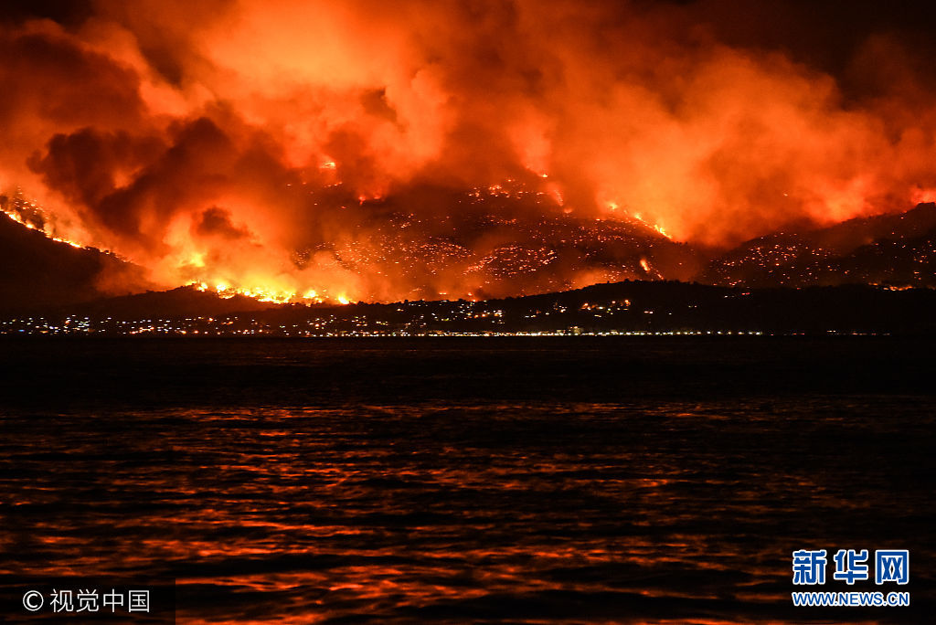 雅典北部村庄附近突发森林大火 现场火光冲天