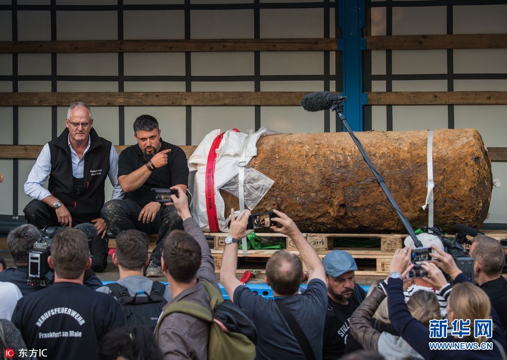 德国拆弹专家淡定展示二战遗留炸弹 重达1.8吨(组图)