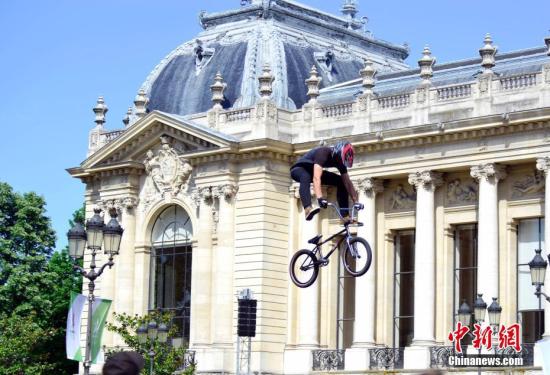 6月23日，正在申办2024年奥运会的巴黎市政府以塞纳河和著名的亚历山大三世桥为&ldquo;舞台&rdquo;举行&ldquo;奥林匹克日&rdquo;活动。 <a target='_blank' href='http://www.chinanews.com/'><p  align=