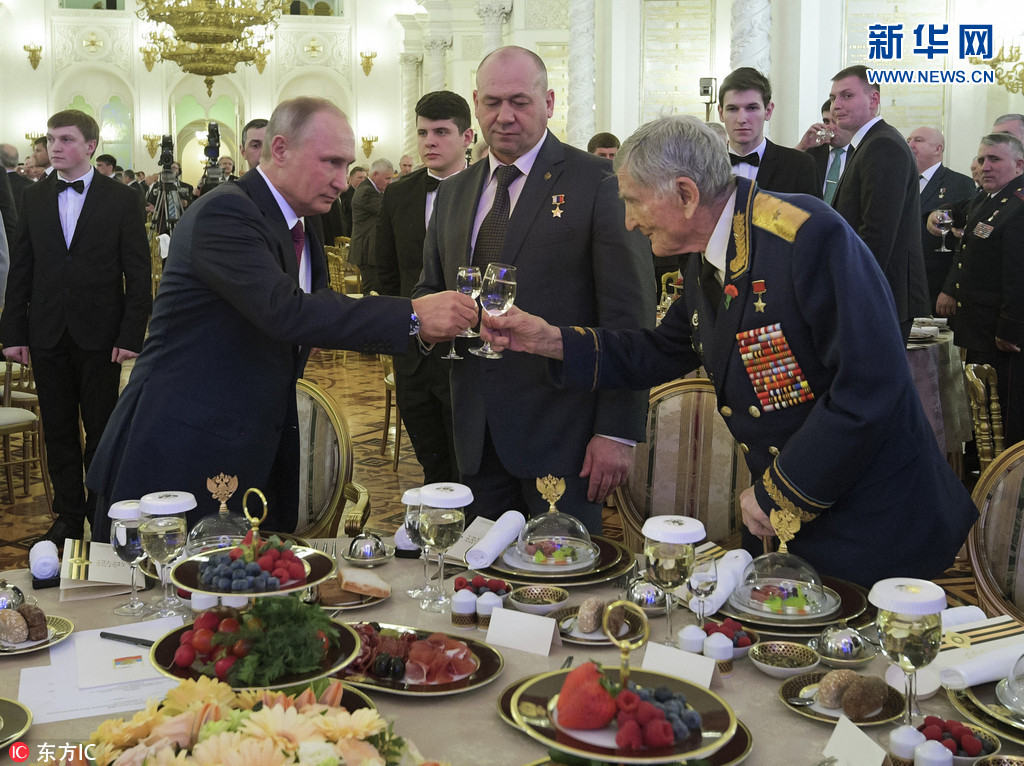 普京设宴纪念俄罗斯祖国英雄日向老兵敬酒