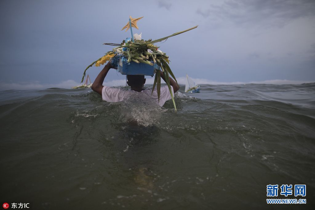 巴西举行祭海神活动 祈福新年平安