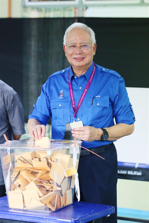5月9日,在马来西亚彭亨州北干,马来西亚总理纳吉布在投票站投票.