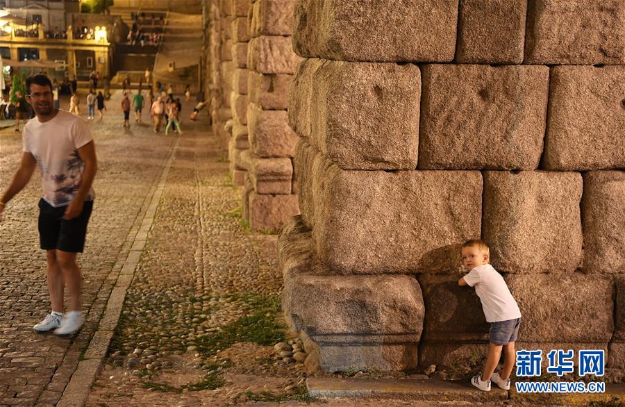 （新华视界）（2）夜色中的塞哥维亚输水道