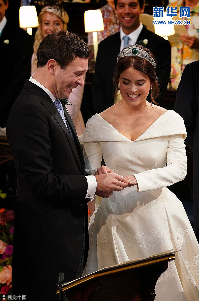 英国尤金妮公主婚礼举行 新人在教堂内庄严宣誓