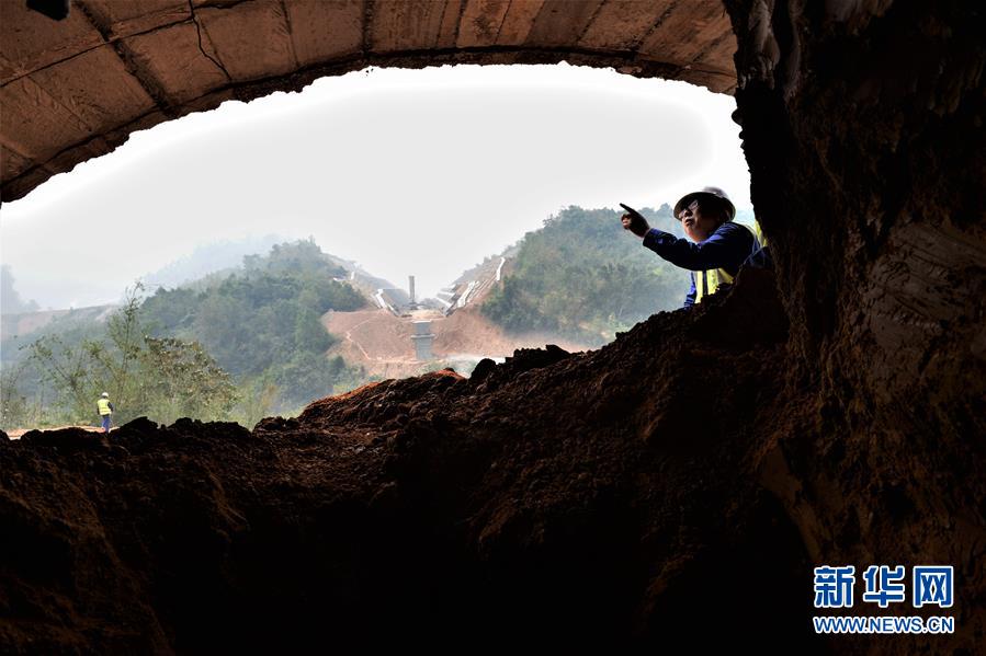 （国际）（2）中老铁路一日贯通两座隧道