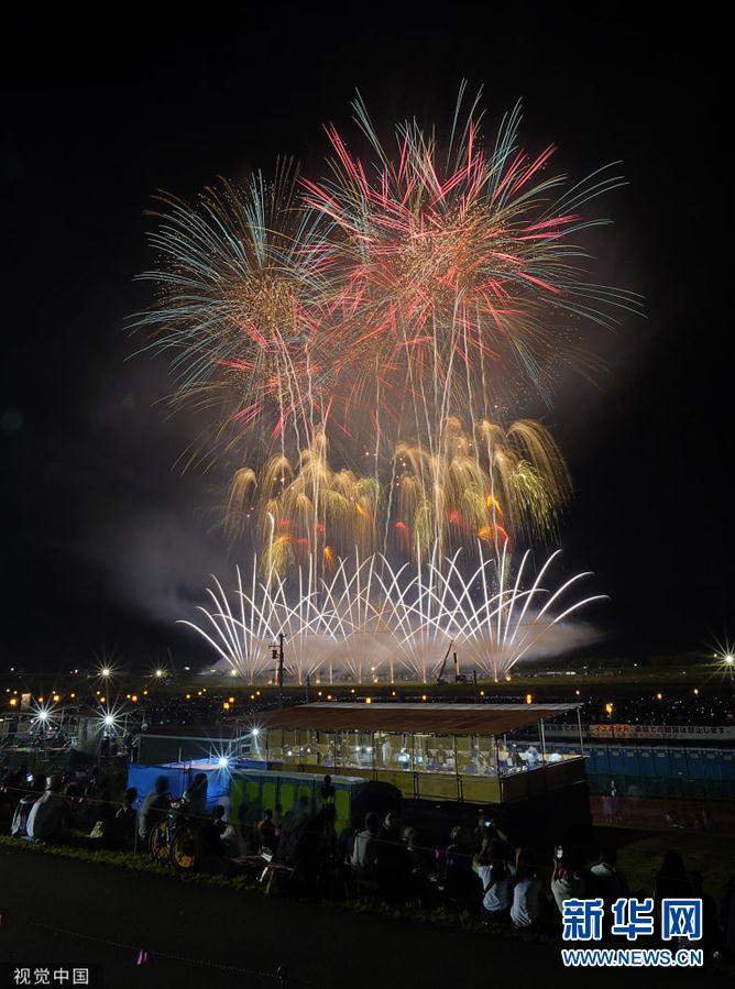 日本大曲烟火大会举行炫美烟花点缀夜空