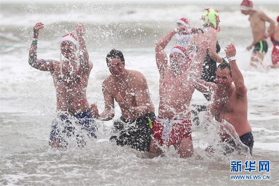 （国际）（1）比利时：别开生面的&ldquo;新年跳海&rdquo;
