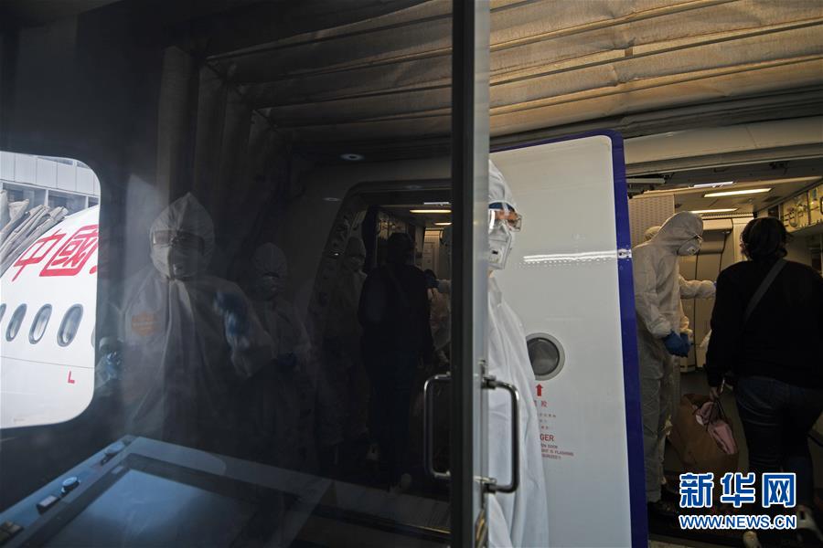 （国际）（1）中国政府包机从新加坡接回147名湖北籍旅客