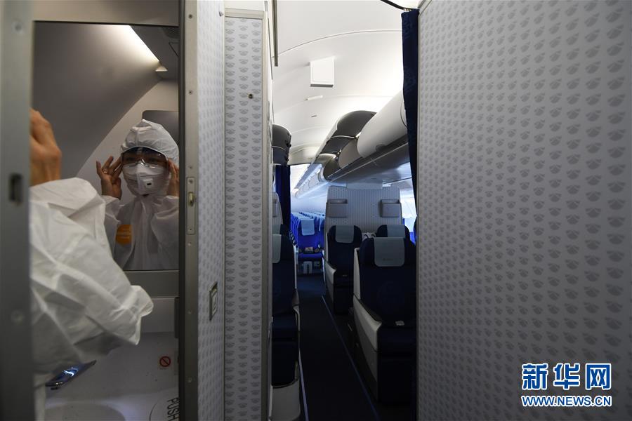 （国际）（2）中国政府包机从新加坡接回147名湖北籍旅客