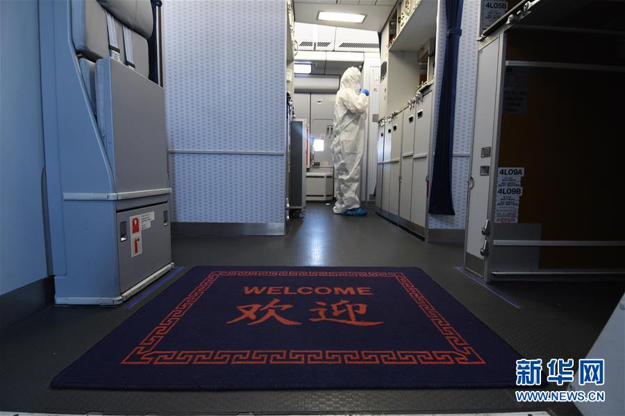 （国际）（4）中国政府包机从新加坡接回147名湖北籍旅客