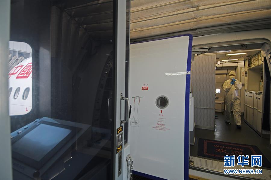 （国际）（7）中国政府包机从新加坡接回147名湖北籍旅客