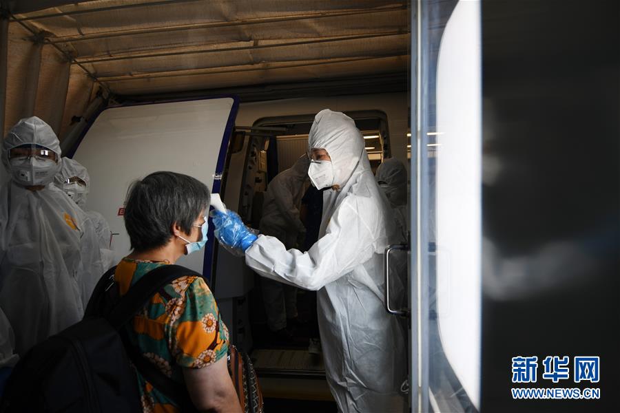 （国际）（10）中国政府包机从新加坡接回147名湖北籍旅客